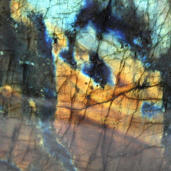 Labradorita polida, espécime mineralógico