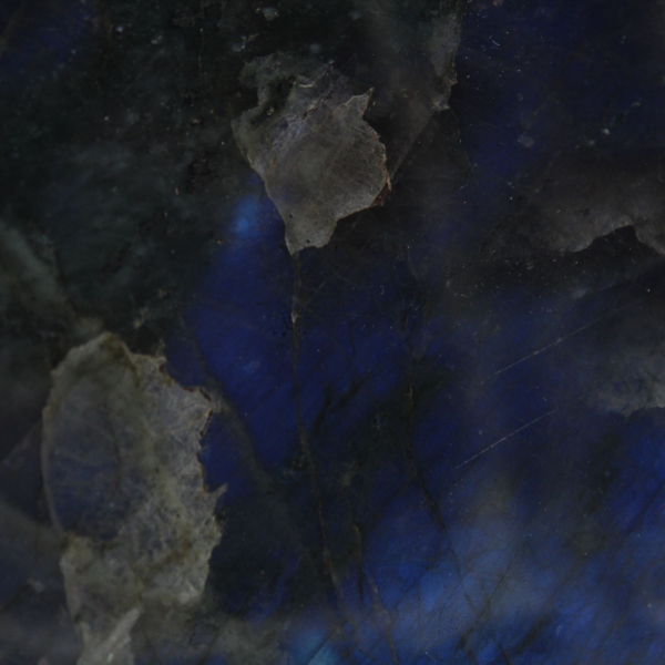 Grande labradorita polida, rocha mineral excepcional.