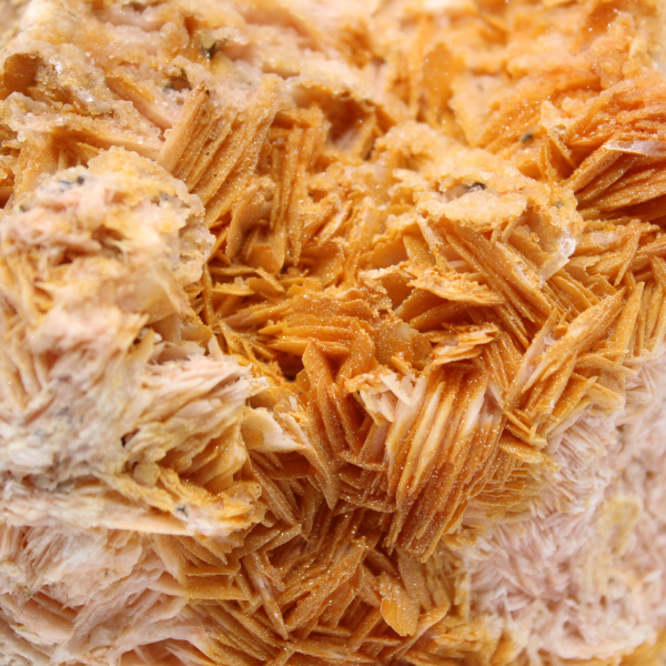 Espécime de barita laranja do Marrocos em cristais.