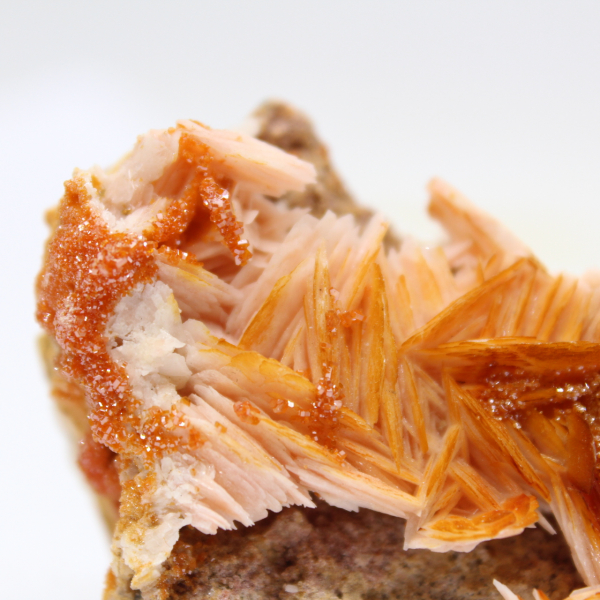 Pequeno exemplar de barita laranja do Marrocos