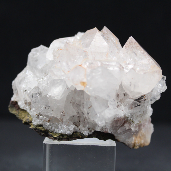 Pequena rocha de quartzo e goethita, cristais de Marrocos