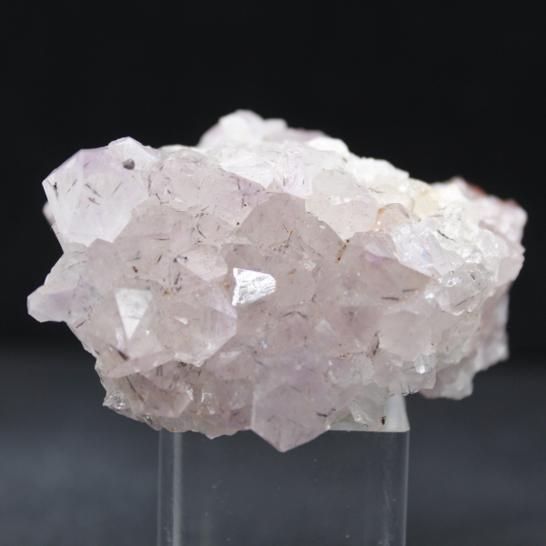 Pequeno quartzo com goethita, pedra de colecionador do Marrocos.