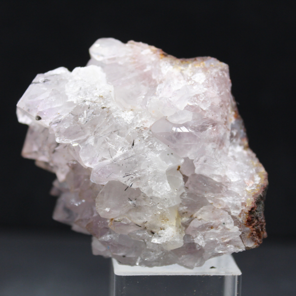 Pequeno quartzo com goethita, pedra de colecionador do Marrocos.