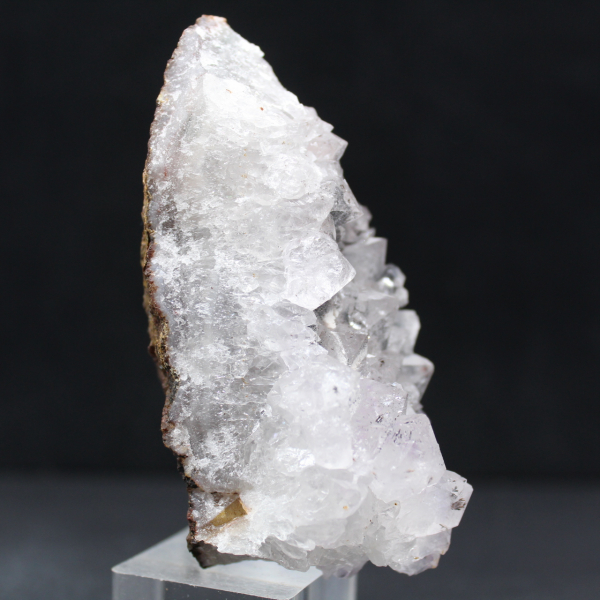 Pequeno exemplar de quartzo goethita, cristais brutos de Marrocos.