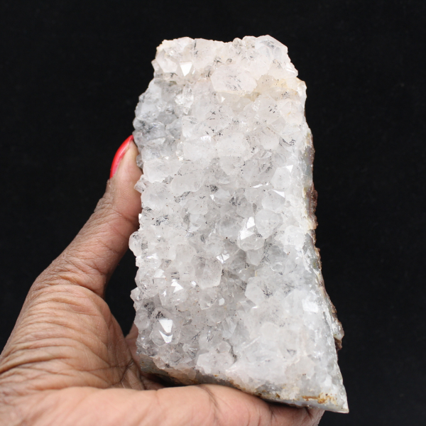 Quartzo marroquino bruto com filamentos de goethita, drusas e cristais.