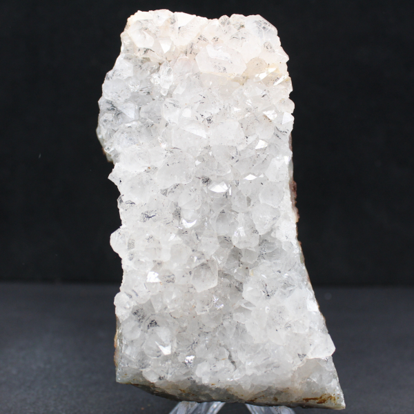 Quartzo marroquino bruto com filamentos de goethita, drusas e cristais.