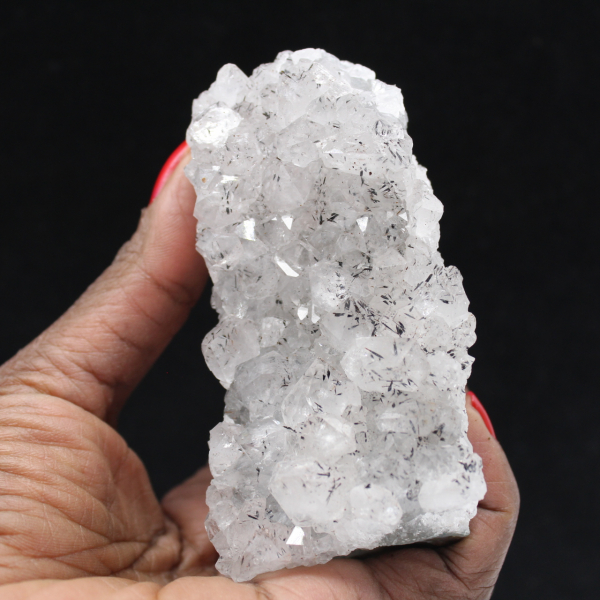 Espécime de quartzo bruto com inclusões de goethita: estética e ciência.