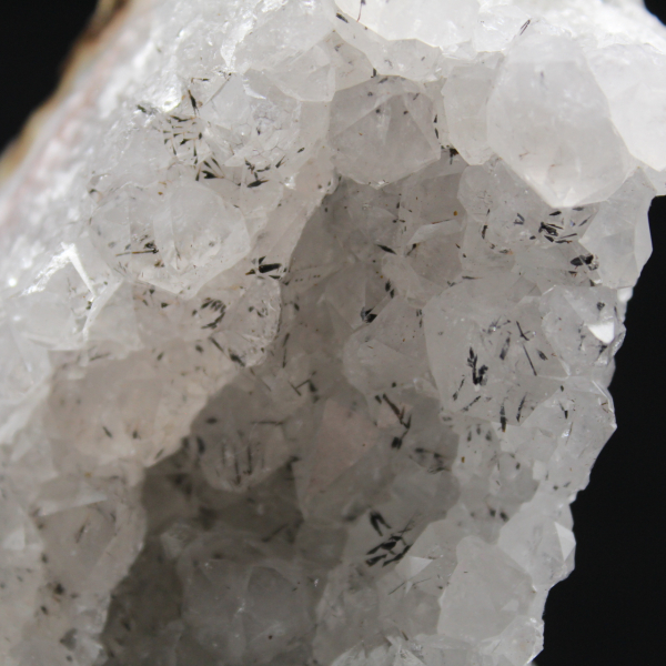 Espécime de quartzo e goethita do Marrocos, geodo filamentoso.