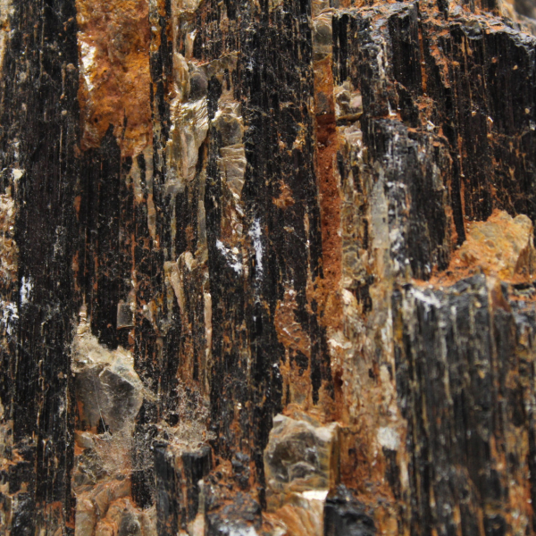 Turmalina Negra de Madagascar - Cristal Bruto Compacto