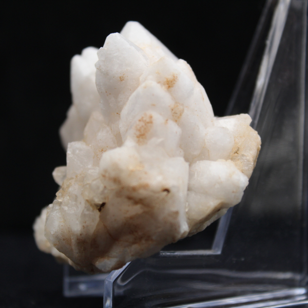 Quartzo marroquino natural em forma de flor com cristais visíveis.