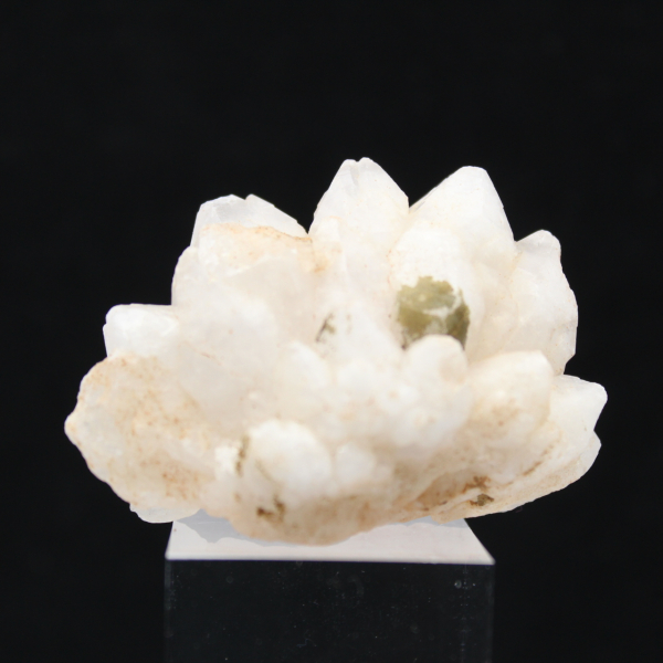 Quartzo em forma de flor natural em miniatura, originário de Marrocos.