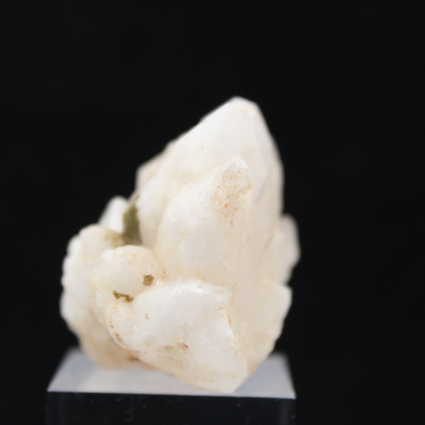 Quartzo em forma de flor natural em miniatura, originário de Marrocos.