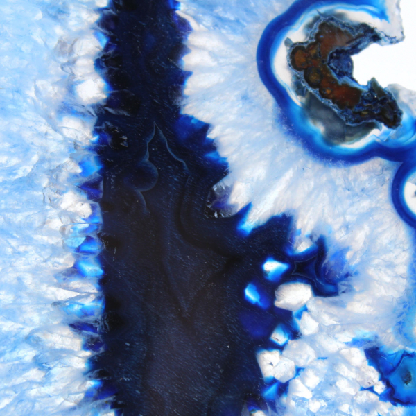 Fatia fina de ágata azul de origem brasileira.