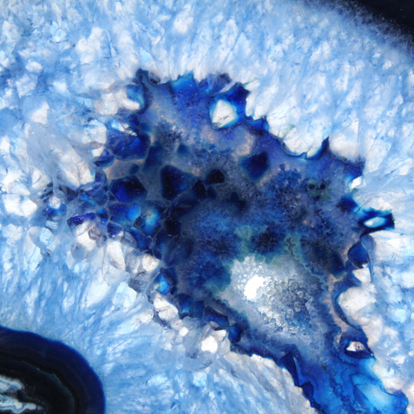 Fatia polida de ágata azul para vitrine mineralógica