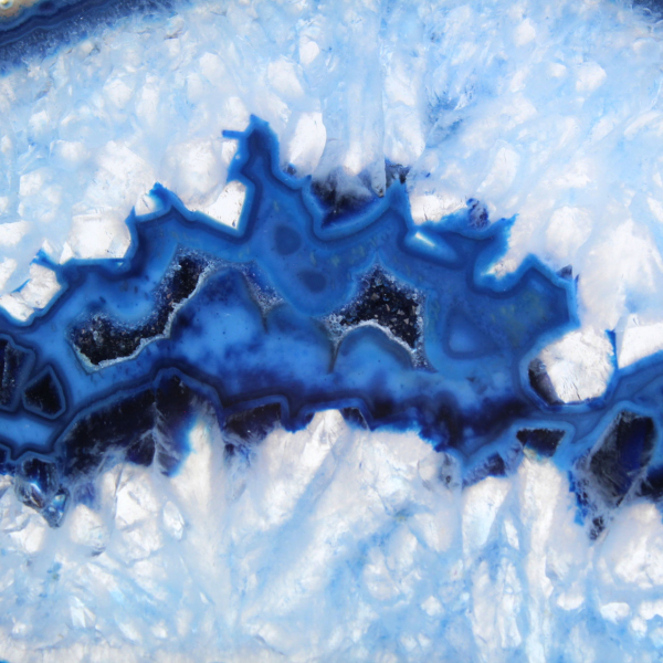 Ágata azul em fatias alongadas para exibição.