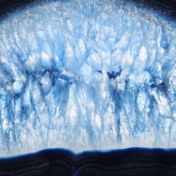 Fatia alongada de ágata azul de origem brasileira