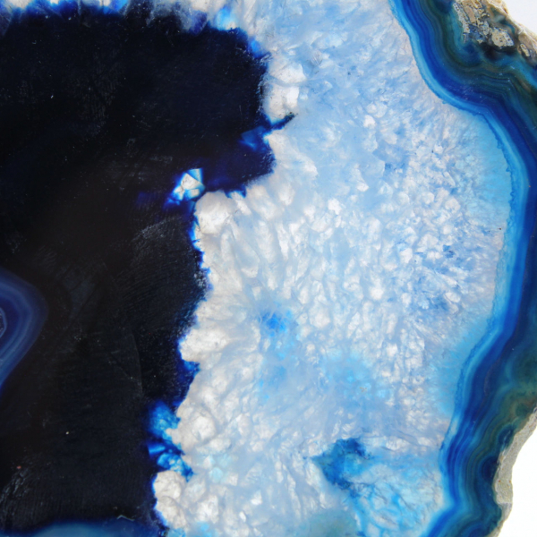 Fatias de ágata azul polidas para decoração e estudo.