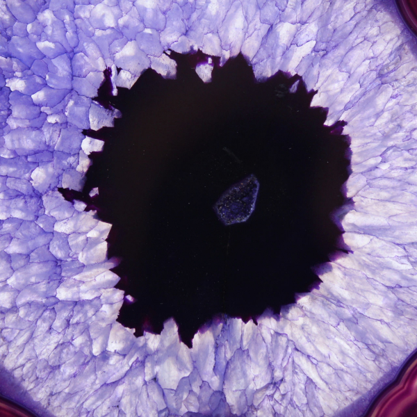 Ágata brasileira: fatia de mineral tingida de roxo