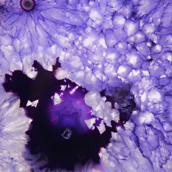 Fatia de ágata brasileira maciça, em tons de roxo.