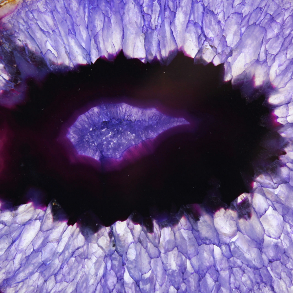 Pequena fatia decorativa de ágata roxa brasileira