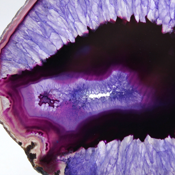 Mineralogia brasileira: fatia de ágata com tonalidade violeta.