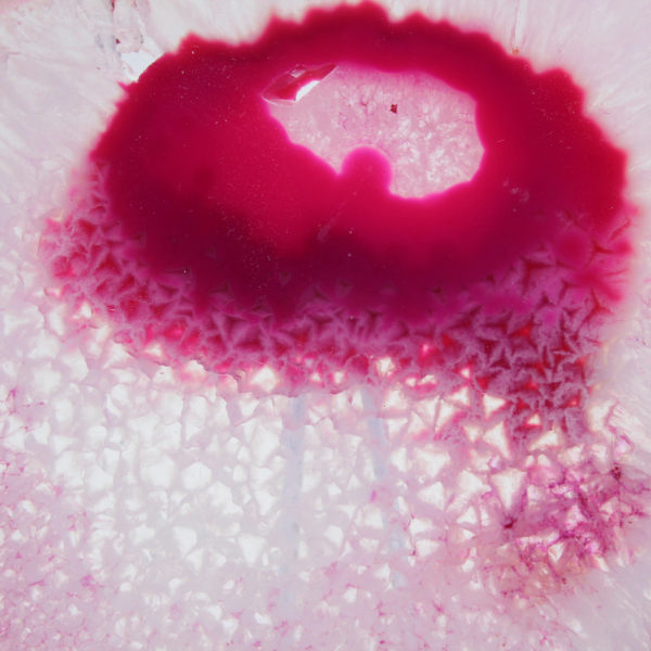 Fatia decorativa de ágata com tonalidade rosa.