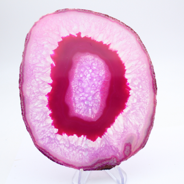 Seção de ágata polida e tingida de rosa.