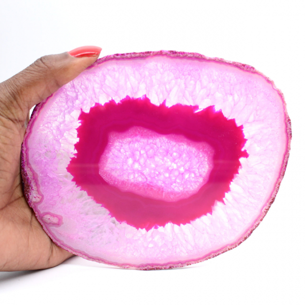 Seção de ágata polida e tingida de rosa.