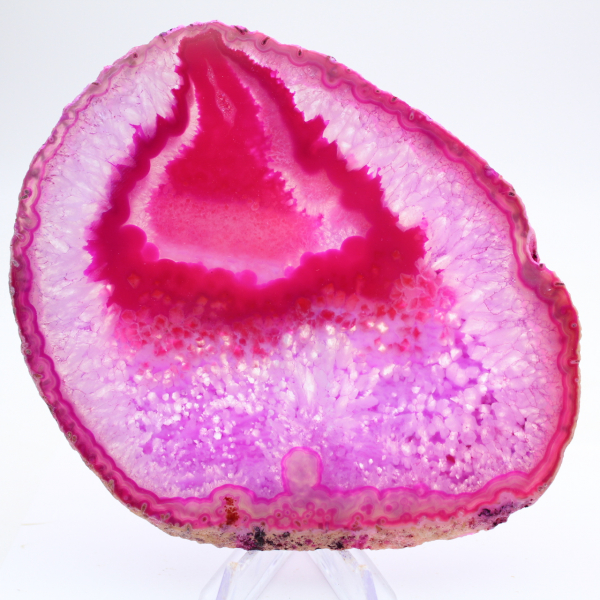 Fatia polida de ágata com tonalidade rosa.