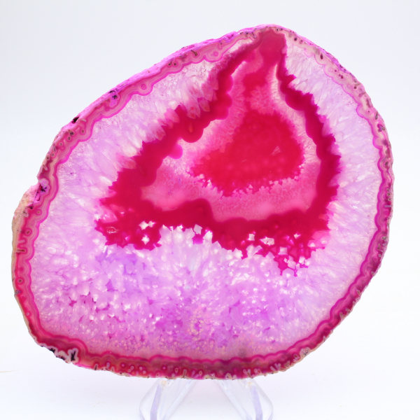 Fatia polida de ágata com tonalidade rosa.