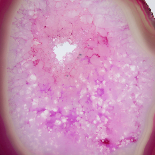 Ágata brasileira polida com tonalidade rosa.