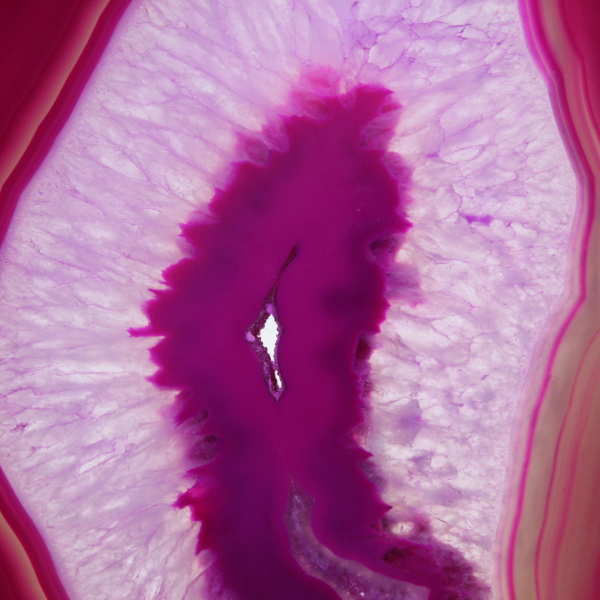 Fatias de ágata polida com tonalidade rosa