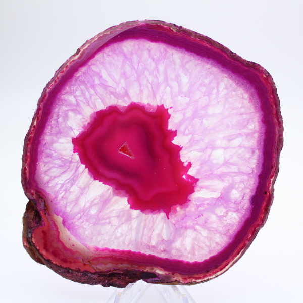 Fatia decorativa de ágata com tonalidade rosa.