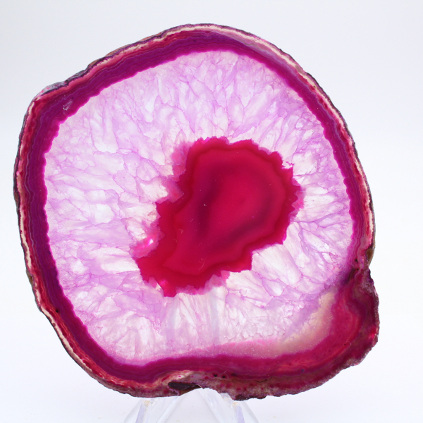 Fatia decorativa de ágata com tonalidade rosa.