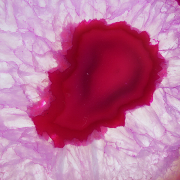 Fatia decorativa de ágata com tonalidade rosa.