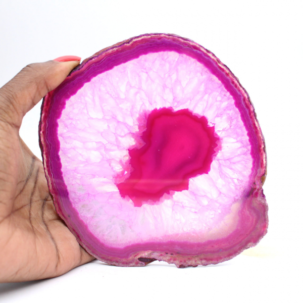 Fatia decorativa de ágata com tonalidade rosa.