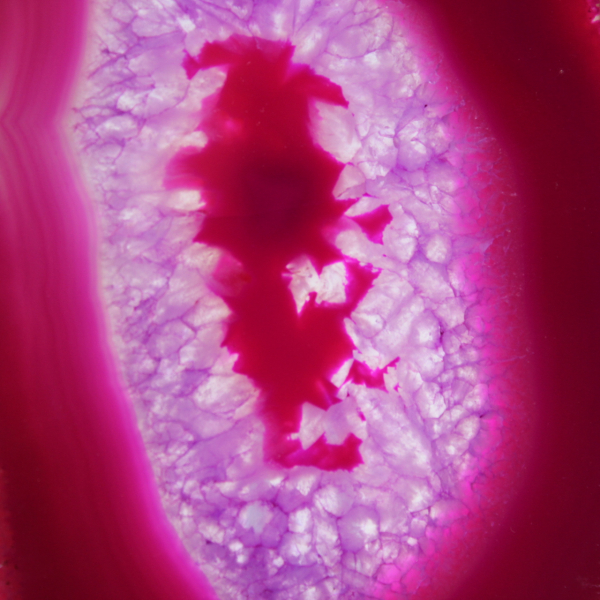 Fatia polida de ágata tingida de rosa