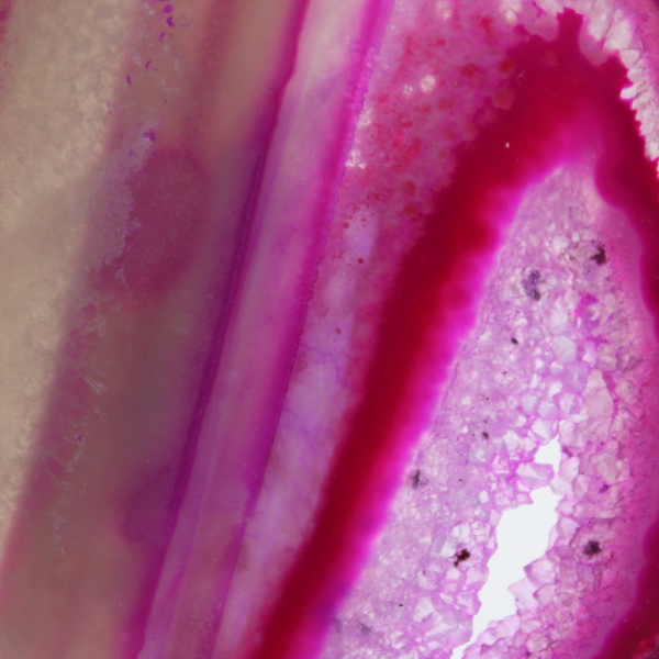 Ágata polida fatiada com tonalidade rosa