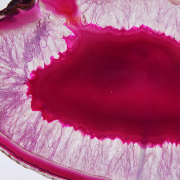 Fatia fina de ágata com tonalidade rosada