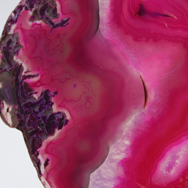 Fatia de ágata natural com tonalidade rosa.