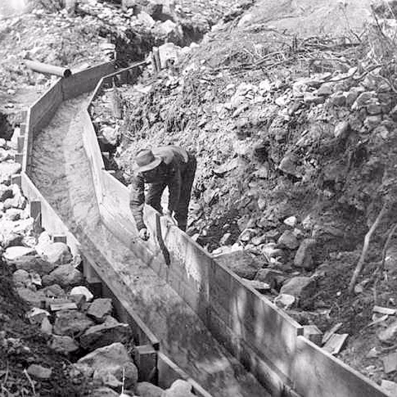 A história da corrida do ouro nos Estados Unidos Wooden gold sluice in California between 1890 and 1915