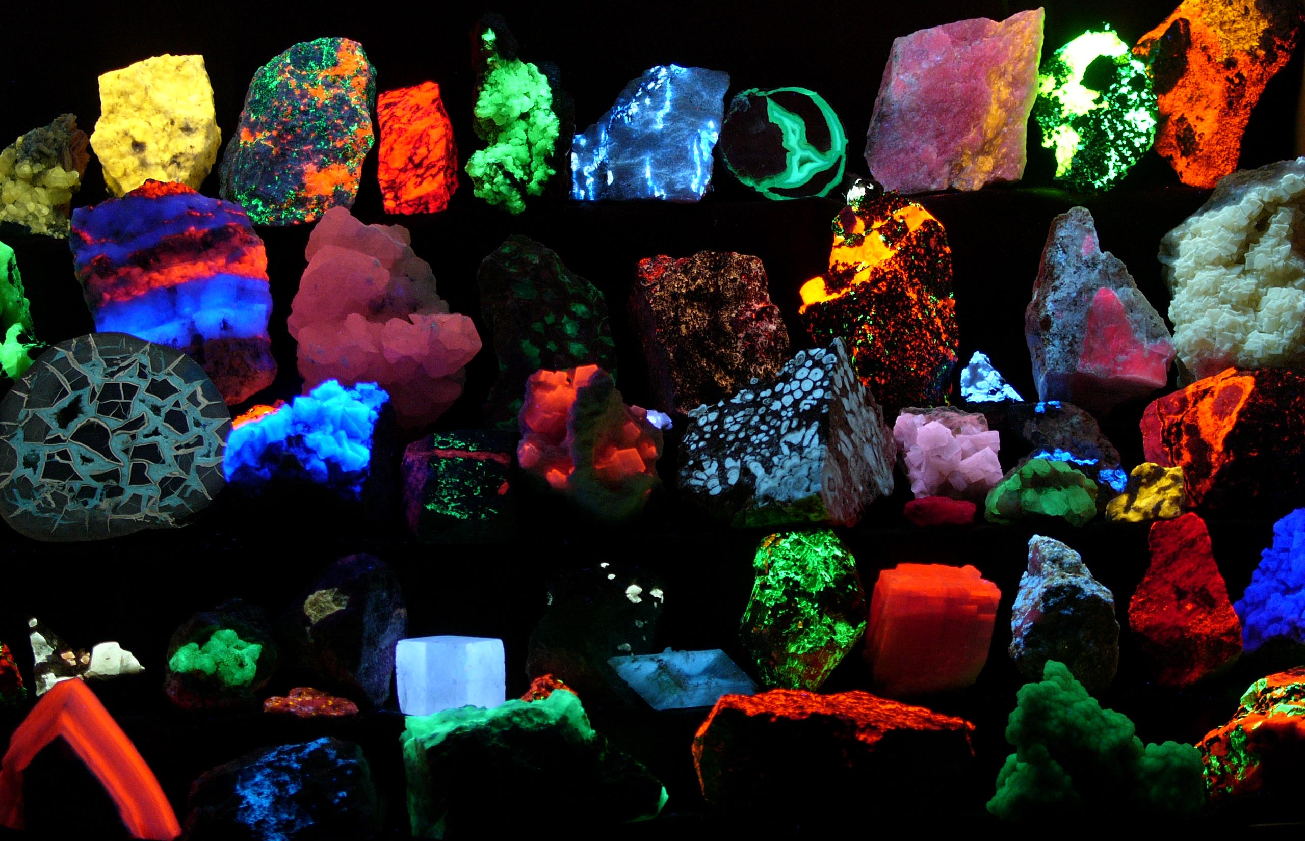 Minerais Fluorescentes: Quando as Pedras Brilham no Escuro