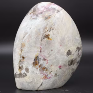 Pedra ornamental com inclusão de turmalina