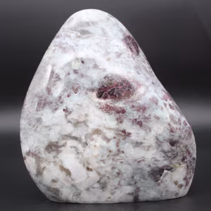 Pedra com inclusão de turmalina natural