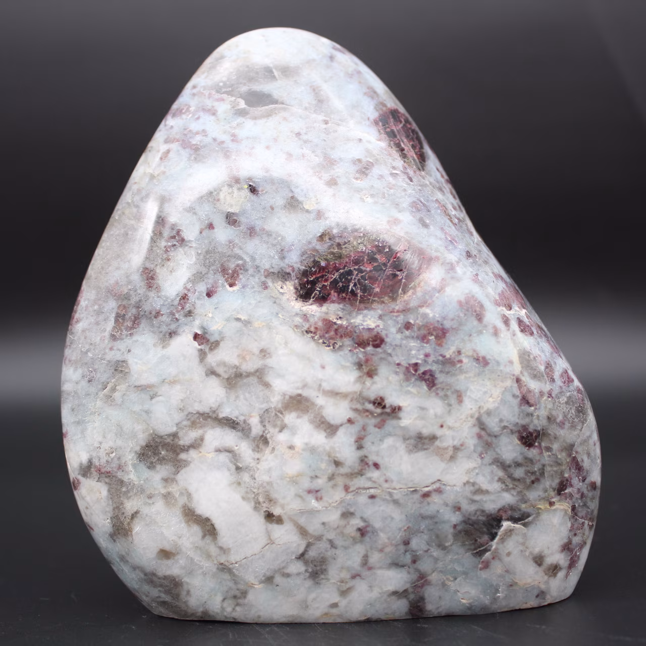 Pedra com inclusão de turmalina natural