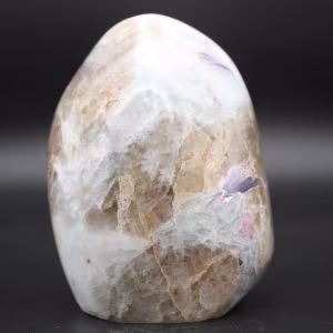 Pedra com inclusão de turmalina de Madagascar