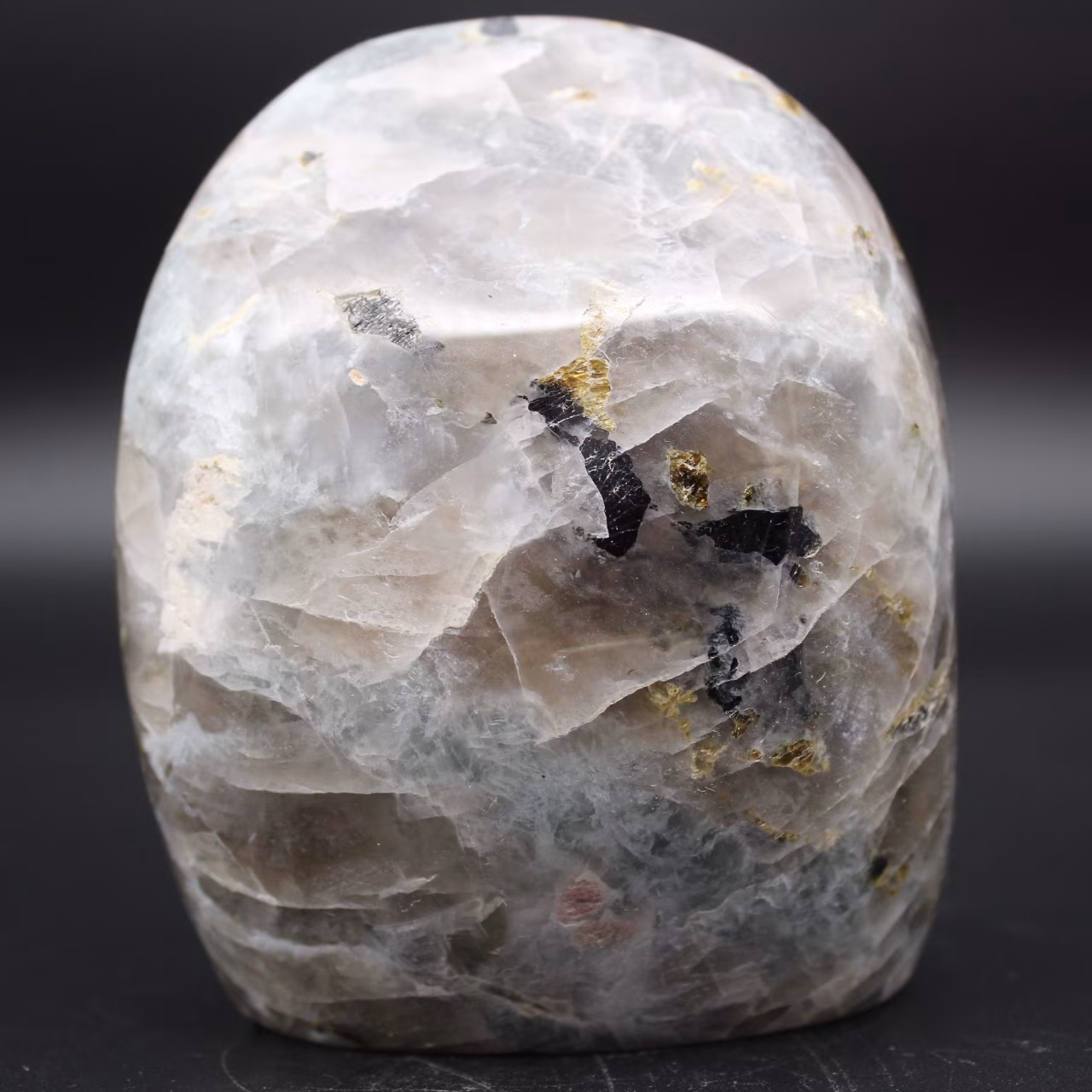 Pedra com inclusão de turmalina natural