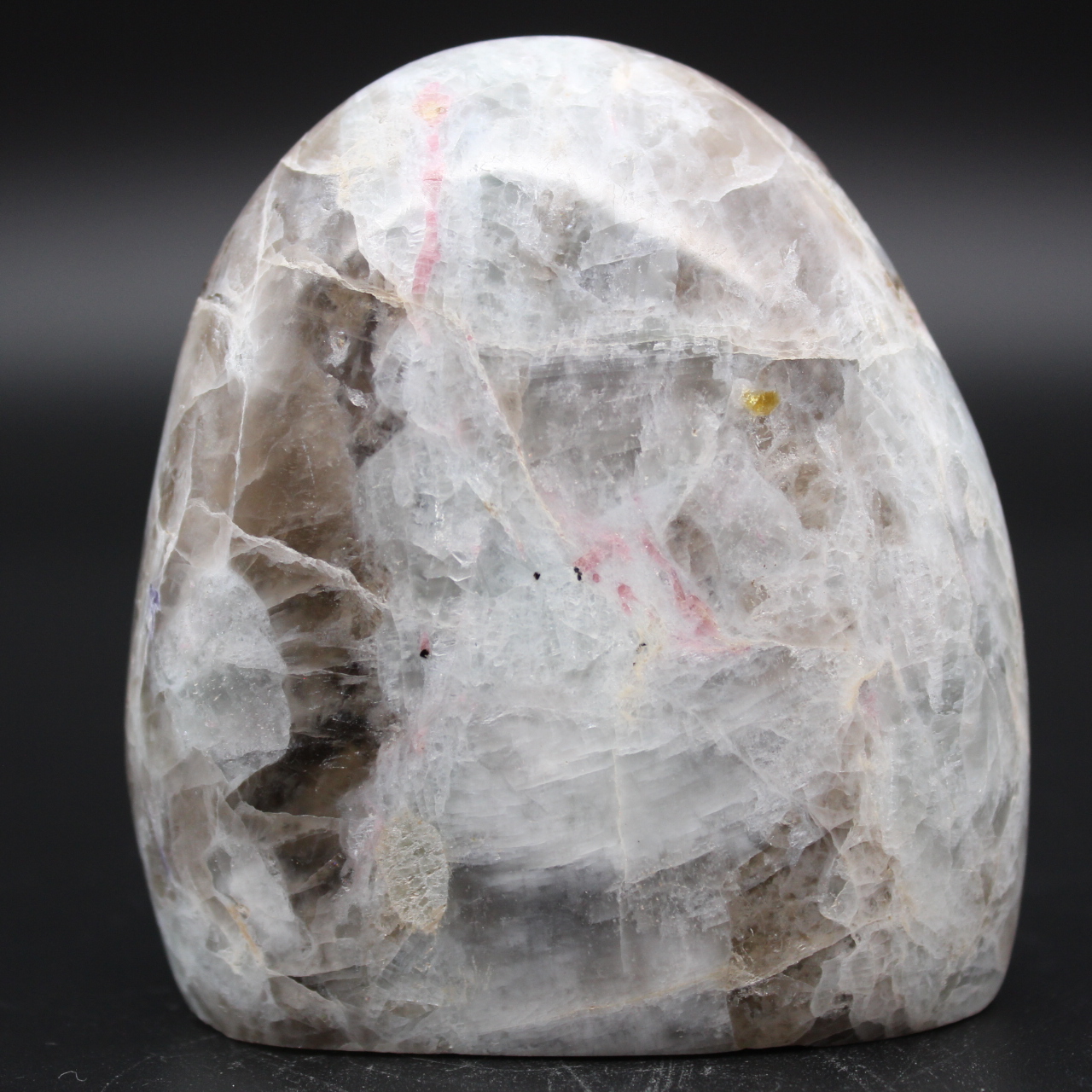 Pedra com inclusão de turmalina natural