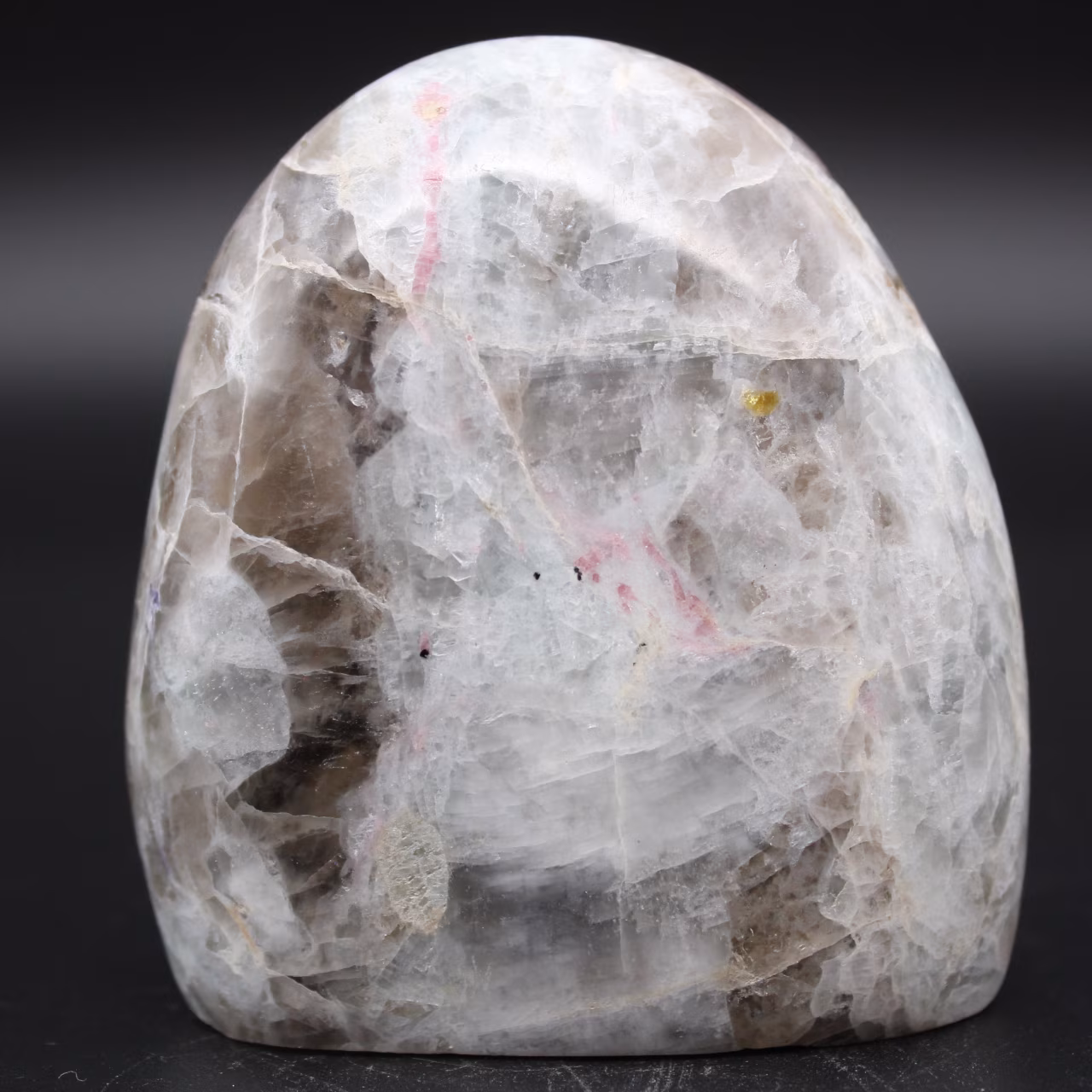 Pedra com inclusão de turmalina natural