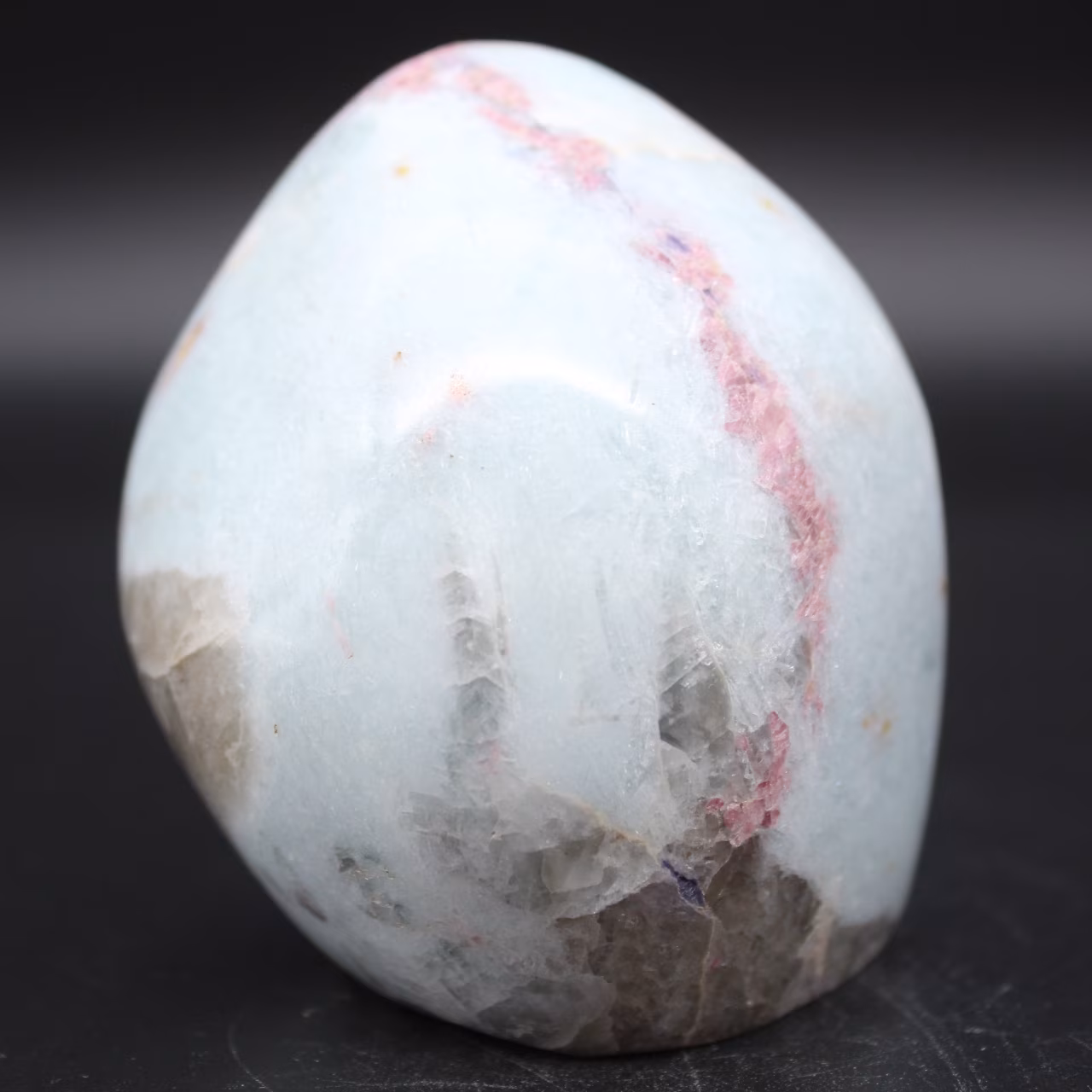Pedra com inclusão de turmalina de Madagascar